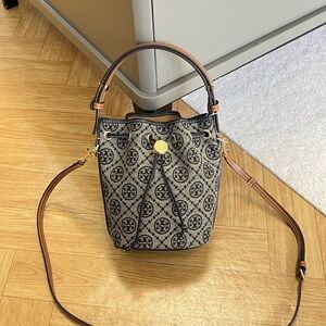 NEW Tory Burch monogram bucket bag